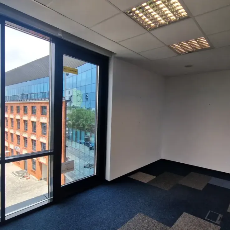 Centrum Biznesu Kopcińskiego 79