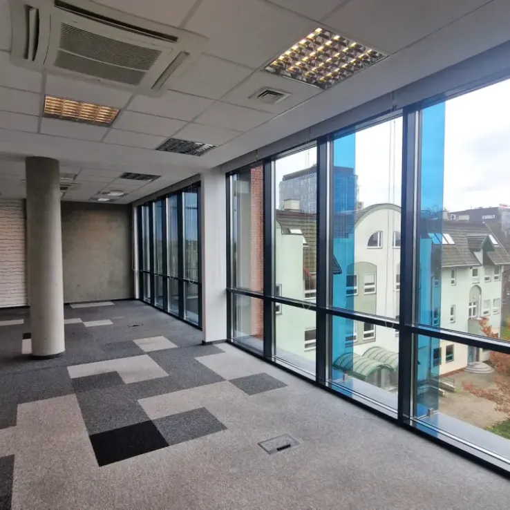 Centrum Biznesu Kopcińskiego 79